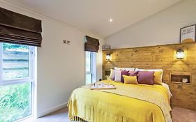 Caddys Corner Lodges